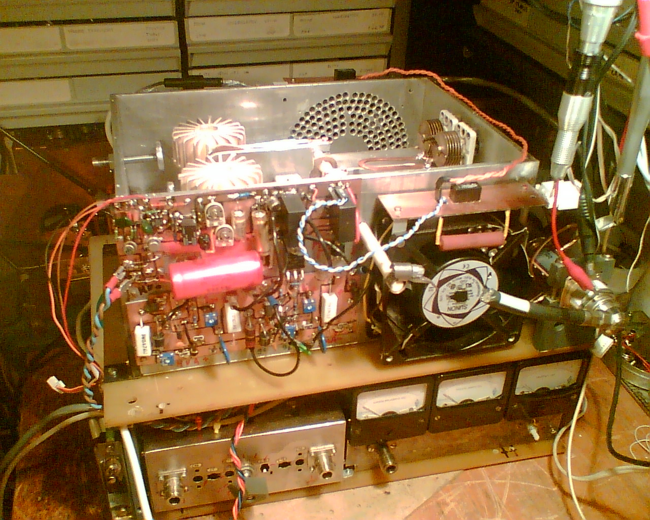PA 144 MHz z bočního pohledu